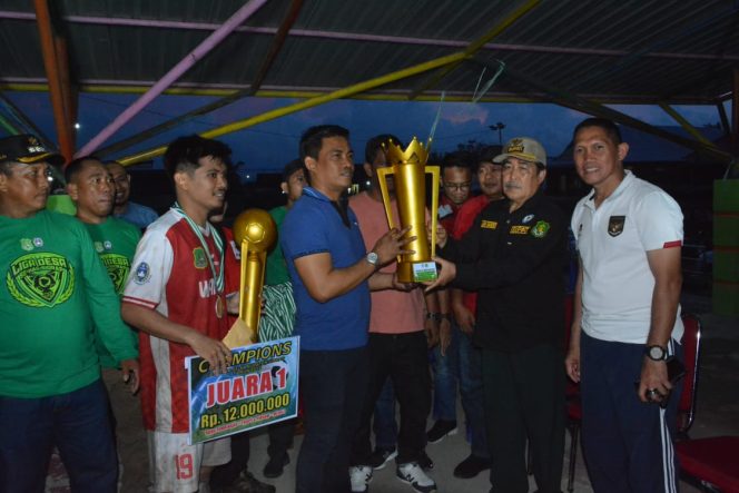 
 Juara, Top Skor dan Pemain Terbaik Liga Desa Sidrap Terima Uang Pembinaan