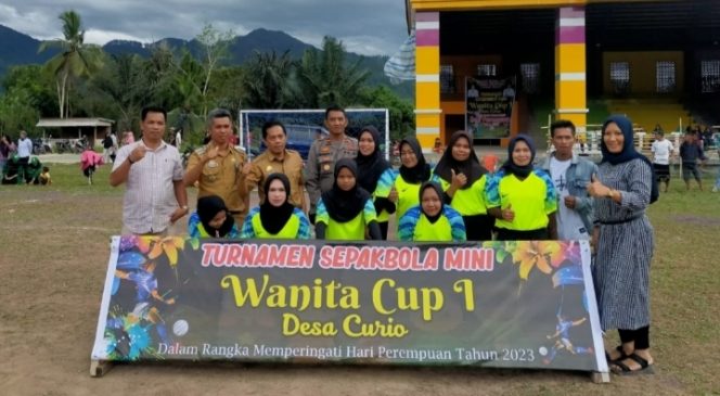 
 Kadis Kominfo Kick Off Perdana Turnamen Sepak Bola Mini Wanita Cup I Desa Curio