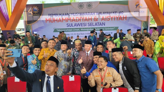 
 Syaharuddin Alrif Serahkan Bantuan Pemprov untuk Muhammadiyah