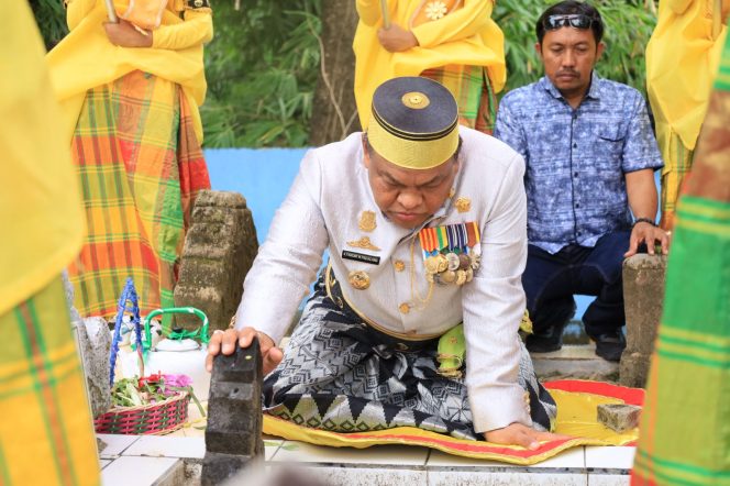 
 Sambut Hari Jadi Bone, Bupati Fashar Padjalangi Ziarahi Makam Raja Bone di Pinrang