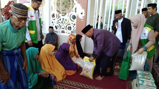 
 Muslimin Bando Salurkan 150 Paket Santunan di Anggeraja