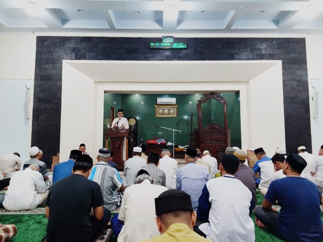 
 Tarwih di Masjid Raya Barru, Bupati minta Warga tak Soal Perbedaan Hari Raya Ied