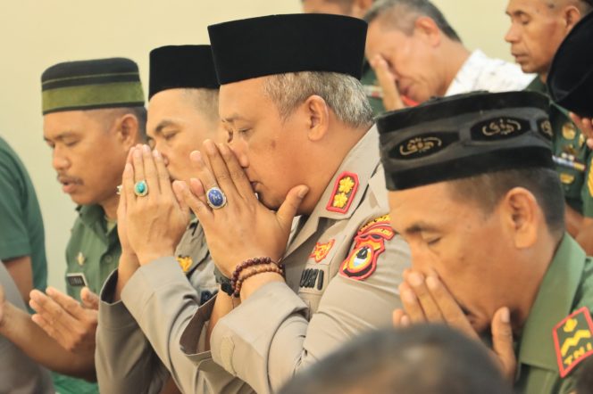 
 Adem, TNI-Polri di Barru Shalat Berjamaah