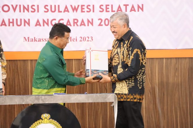 
 Bupati Pinrang Terima Penghargaan WTP ke-11