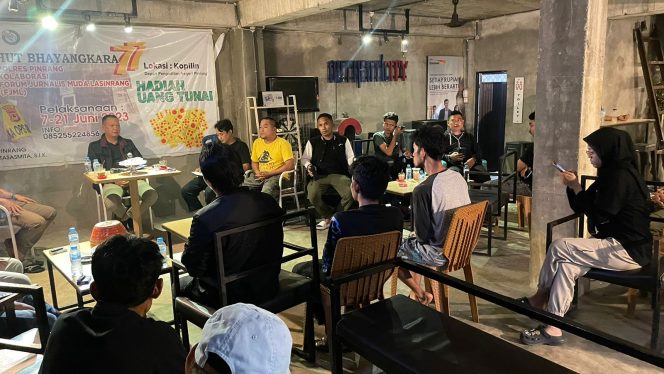 
 Kapolres Pinrang Serahkan Hadiah Juara Lomba Domino HUT Bhayangkara ke 77