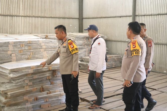 
 Kapolres Pinrang Cek Gudang Logistik KPU