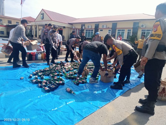 
 Polres Sidrap Musnahkan Ratusan Botol Miras dan Petasan