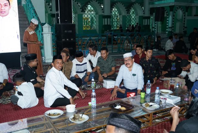 
 Syaharuddin Alrif Buka Puasa bersama warga Maritengngae di Masjid Agung