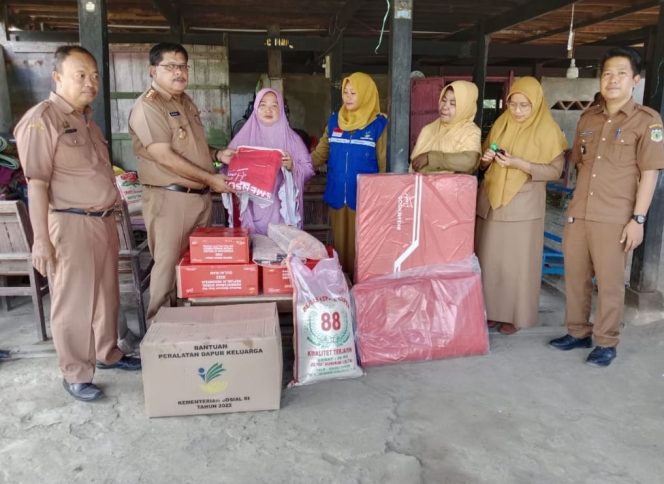 
 Dinsos Pinrang Serahkan Bantuan Pada Korban Kebakaran Warga Desa Padakkalawa