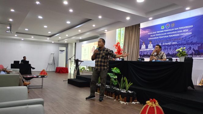 
 Ketua PWI Pinrang Berikan Edukasi Jurnalistik ke Pemerintah Desa
