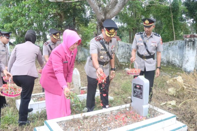 
 Kapolres Sidrap Pimpin Upacara Ziarah Rombongan dan Tabur Bunga di TMP Mario