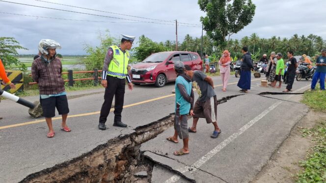 
 Debit Air Tinggi Rusak Jembatan di Sidrap, Sat Lantas Polres Atur Arus Lalu Lintas