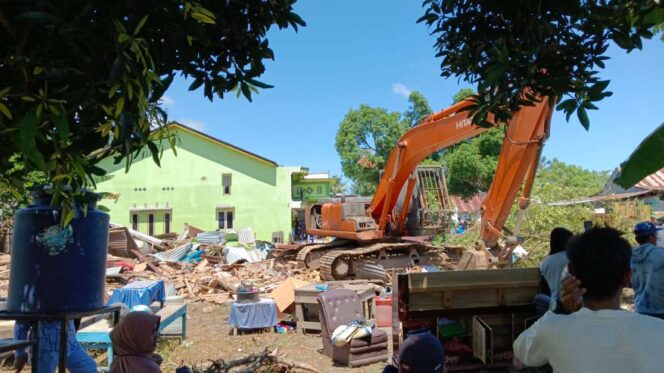 
 Ricuh! Warga Desa Maroneng Tolak Eksekusi 19 Rumah