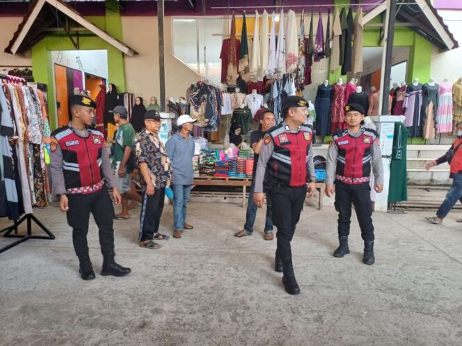 
 Sat Samapta Polres Enrekang Gelar Patroli Dialogis di Pasar Sentral