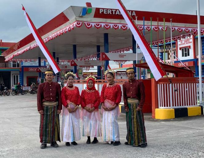 
 Semarak HUT RI ke-79: SPBU Lalebbata Tampilkan Pakaian Adat