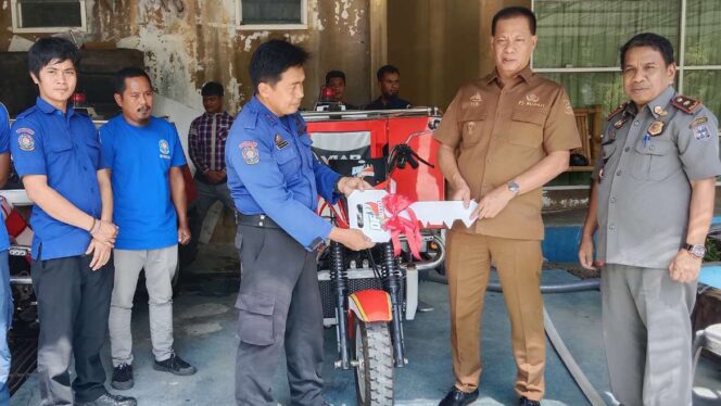 
 Pj Bupati Enrekang Serahkan Dua Unit Motor Pemadam Kebakaran