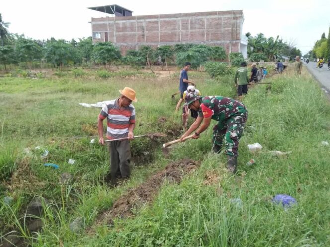 
 Babinsa Koramil 1420-07/Baranti Ajak Warga Bersihkan Saluran Air