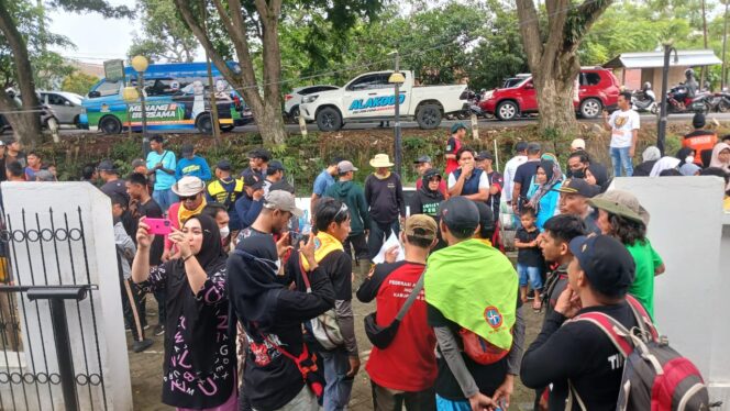 
 Bupati Sidrap Terpilih Gelar Aksi Bersih Sungai dan Mitigasi Sampah di Desa Sereang