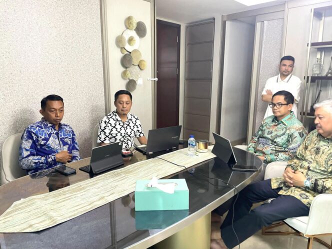 
 Bahas Tata Kelola Pemerintahan, Syaharuddin Alrif dan Bupati Terpilih Enrekang-Pinrang Gelar Rapat Virtual