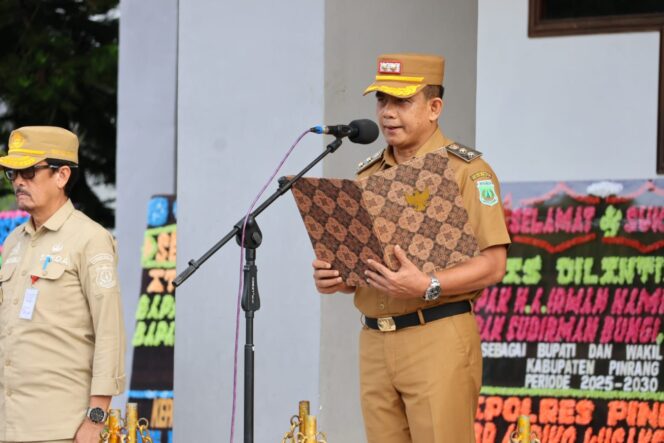 
 Jabat Wabup Pinrang, Sudirman Bungi Jadi Pembina Upacara di Halaman Kantor Bupati Pinrang