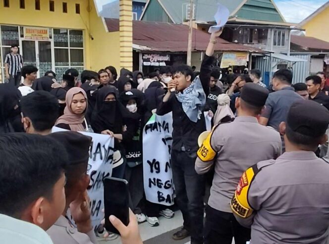 
 Demo di Sidrap: Mahasiswa Desak Penertiban THM dan Perbaikan Jembatan Putus