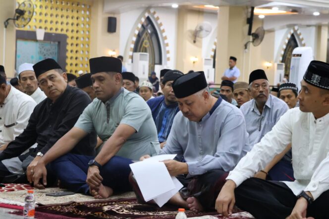 
 Bupati Pinrang Hadiri Tarawih Bersama Warga di Mesjid Al-Munawir Pinrang