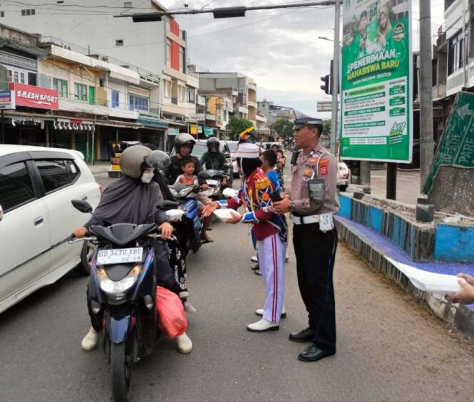 
 Pocil Polres Sidrap Angkatan VIII 2024 Berbagi Takjil dan Edukasi Keselamatan di Bulan Ramadhan