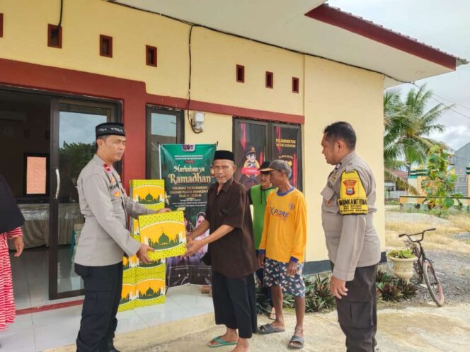 
 Indahnya Berbagi! Polisi di Watang Sidenreng Tebar Kebahagiaan dengan Parsel Lebaran