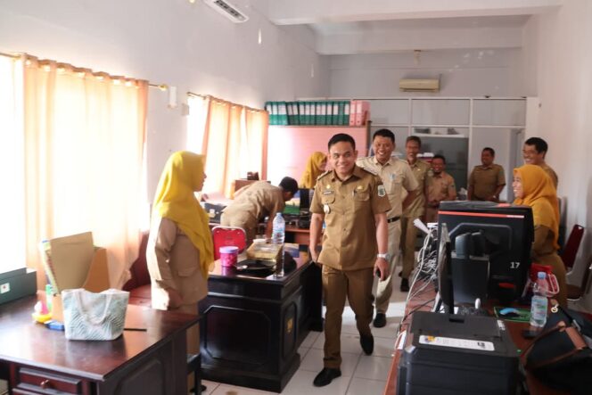 
 Wabup Pinrang Sidak Dua OPD, Soroti Disiplin dan Kebersihan Lingkungan Kerja