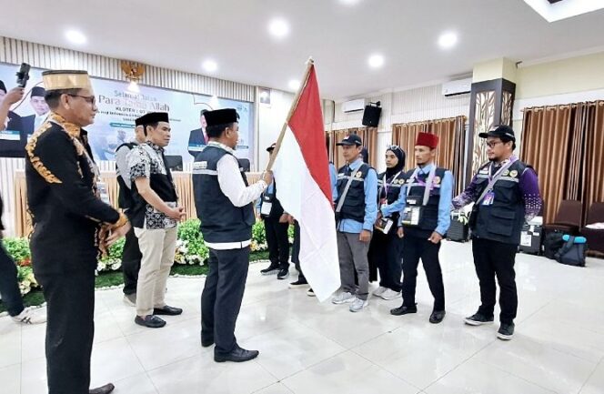 
 Kurangi Main HP, Perbanyak Doa dan Jaga Kesehatan, Pesan H Bunyamin saat Lepas 393 CJH Kloter 7 Embarkasi Makassar