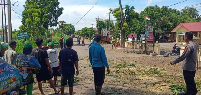 
 Warga Panca Lautang Kompak Bersihkan Jalan Poros Soppeng-Pangkajene
