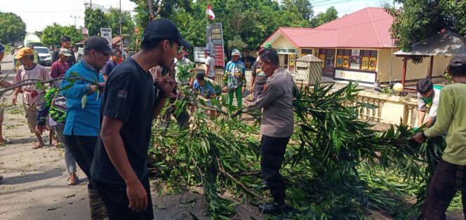 
 Ketua NasDem Sidrap Turun Langsung dalam Aksi Jumat Bersih di Corawali