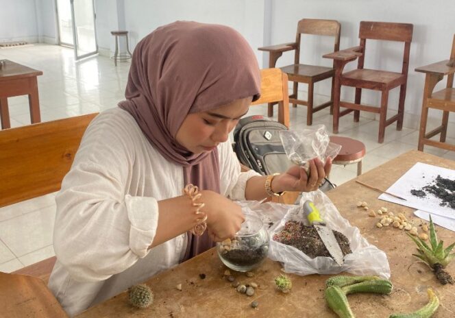 
 Mahasiswa Agroteknologi UMS Rappang Sulap Limbah Kaca Jadi Terarium Estetik 