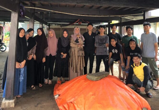 
 Belajar di Luar Kelas: Mahasiswa UMS Rappang Praktik Buat Kompos di Rumah