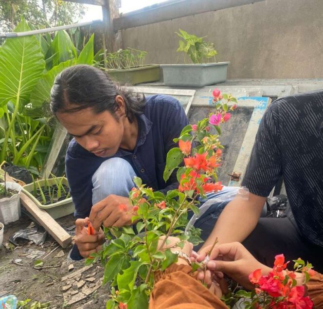 
 Mahasiswa Agroteknologi UMS Rappang Antusias Ikuti Praktikum Grafting Tanaman Hias