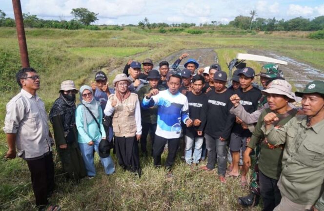 
 Bupati Sidrap Serahkan Bantuan Benih Padi untuk 585 Hektare Lahan Pertanian