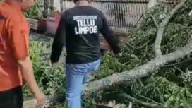 Kerja Bakti dan pemrsihan lingkungan kembali dilakukan Pemerintah dan masyarakat Amparita, Kec Tellu LImpoe, Jumat 2 Mei 2025.