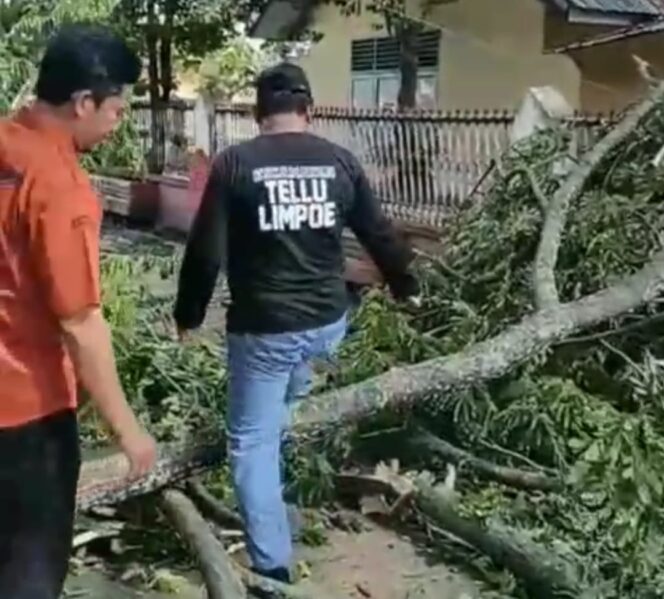 
 Kerja Bakti dan pemrsihan lingkungan kembali dilakukan Pemerintah dan masyarakat Amparita, Kec Tellu LImpoe, Jumat 2 Mei 2025.