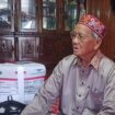 Calon Jamaah Haji (JCH) tertua Sulawesi Selatan, Sulaeman Rotte Bagulu saat berada di rumahnya di Bacukiki, Kabupaten Pinrang bersiap berangkat haji, Kamis (1/5/2025). Sulaeman berangkat haji di usia 1 abad lebih.  