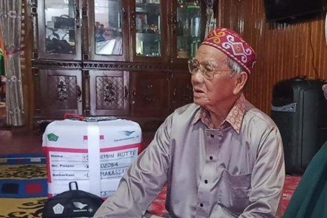 
 Calon Jamaah Haji (JCH) tertua Sulawesi Selatan, Sulaeman Rotte Bagulu saat berada di rumahnya di Bacukiki, Kabupaten Pinrang bersiap berangkat haji, Kamis (1/5/2025). Sulaeman berangkat haji di usia 1 abad lebih.  