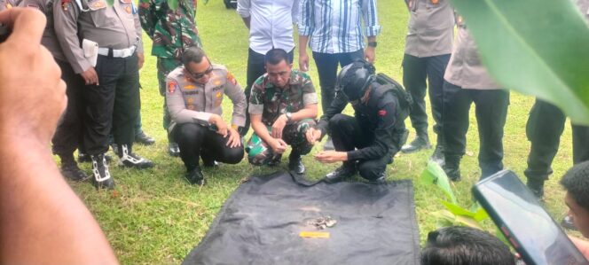 
 Dua Granat Tangan Ditemukan Warga, Dandim dan Kapolres Sidrap Turun Tangan Pimpin Pemusnahan