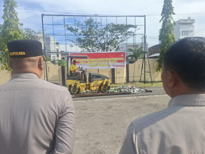 
 Polres Pinrang Musnahkan 1.297 Botol Miras Hasil Operasi Pekat Lipu 2025