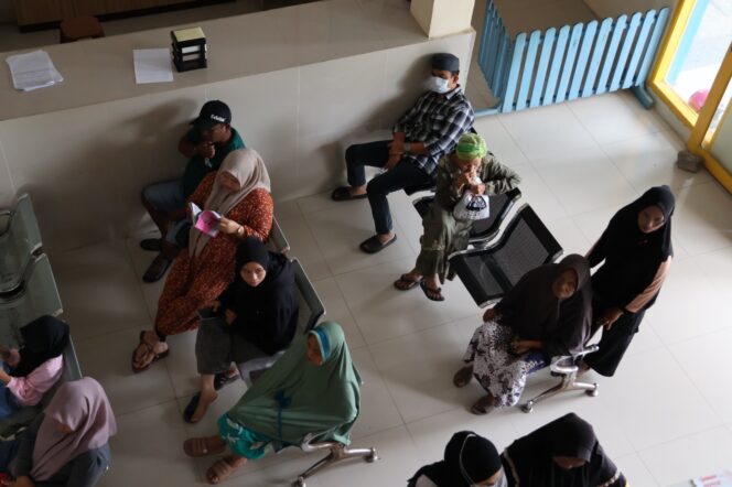 
 Datang Pakai Kemeja dan Masker, Wabup Pinrang Sidak Puskesmas