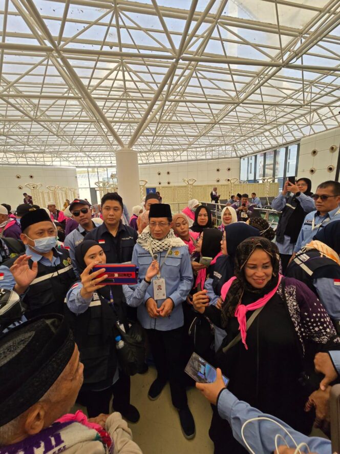 
 Dilepas Menteri Agama, Disambut Bupati: Jamaah Haji KBIHU Annur Sidrap Tiba dengan Haru
