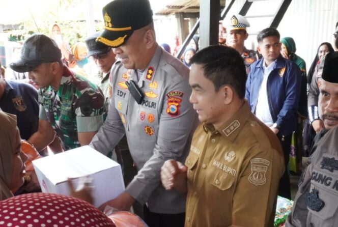 
 Wabup Pinrang Serahkan Bantuan untuk Korban Angin Kencang di Desa Salipolo