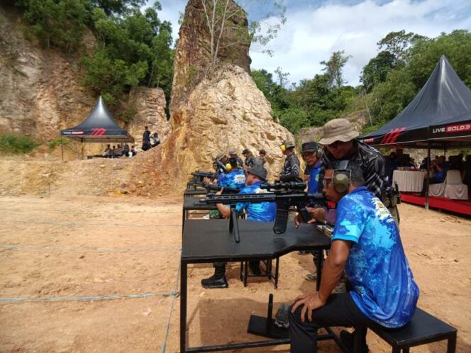 
 Lomba Menembak Sambut Hari Bhayangkara ke-79, Bupati Syaharuddin Unjuk Kemampuan