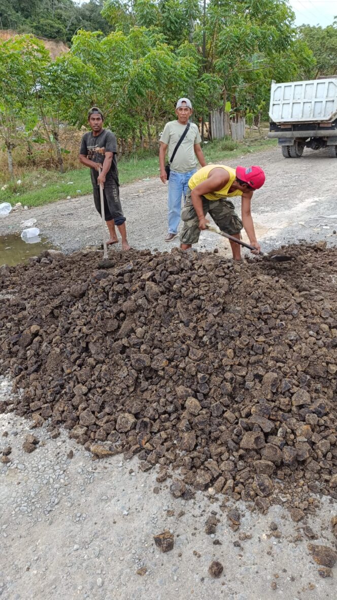 
 Lurah Arawa dan Ashesi Sidrap Turun Tangan Perbaiki Jalan Berlubang
