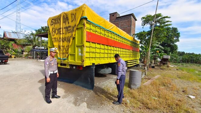 
 Sat Lantas Sidrap Tertibkan Truk Over Muatan di Desa Talawe