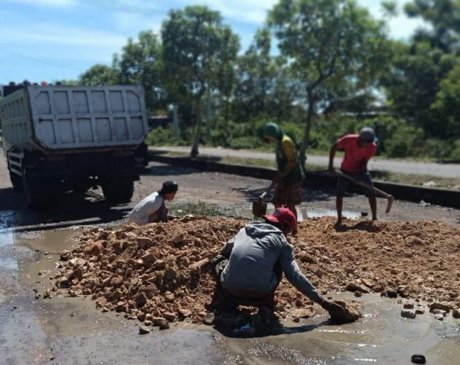 
 Ashesi dan Kelurahan Arawa Gotong Royong Perbaiki Jalan Rusak, Warga Apresiasi Aksi Nyata