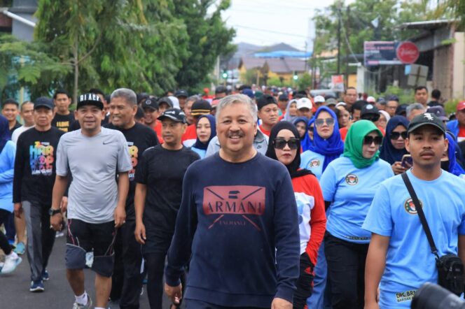 
 Bupati Pinrang Lepas Ribuan Peserta Jalan Sehat Peringati Hari Koperasi Nasional ke-78